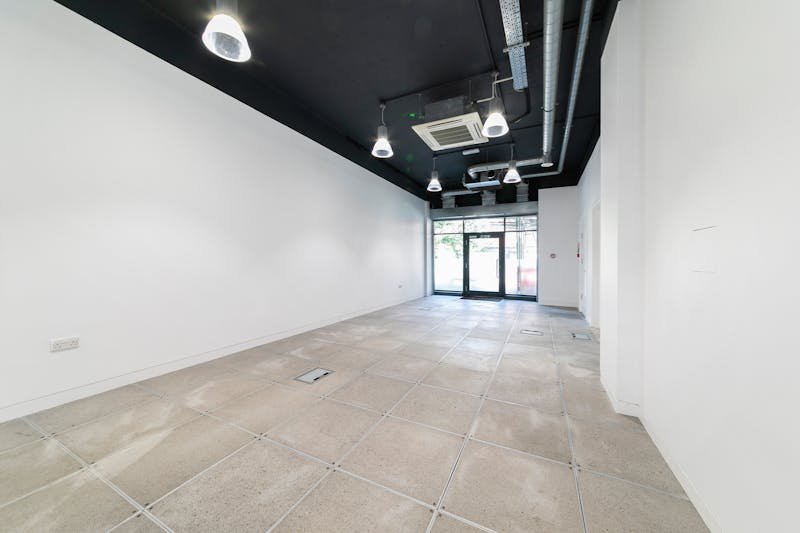 Retail/Shop in London - photo 3