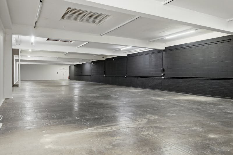 Retail/Shop in London - photo 4