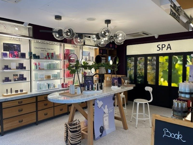 Retail/Shop in London - photo 2