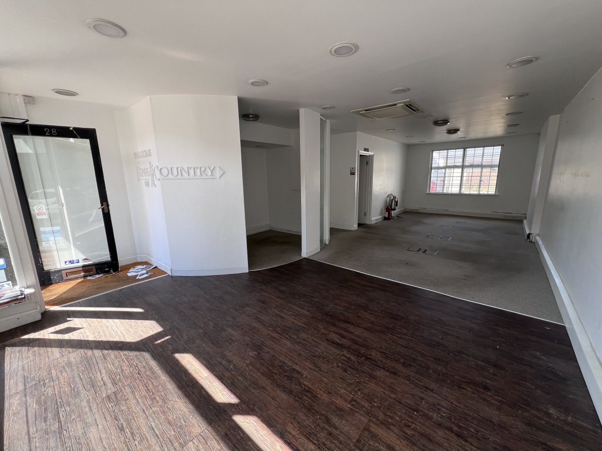Retail/Shop in Cheam - photo 3