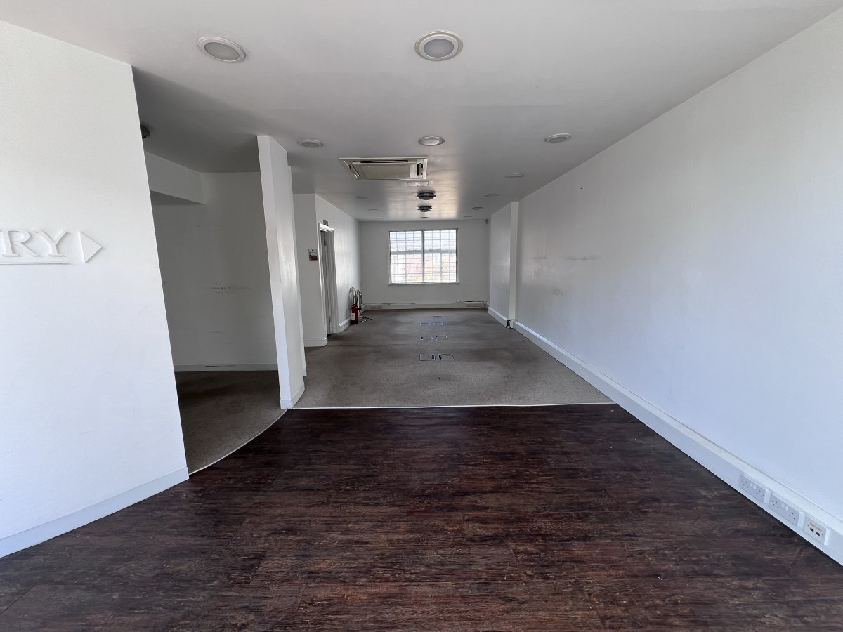 Retail/Shop in Cheam - photo 4