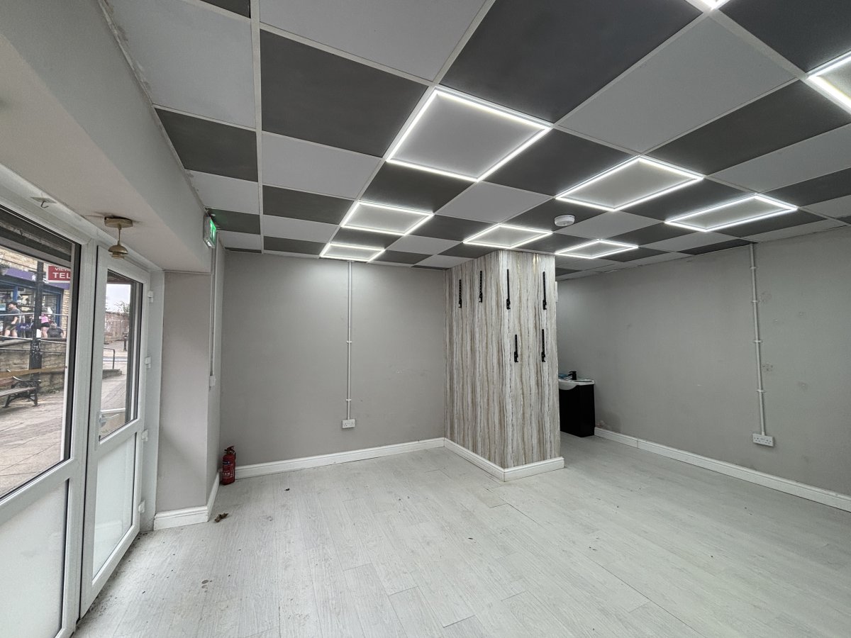Retail/Shop in Cleckheaton - photo 2