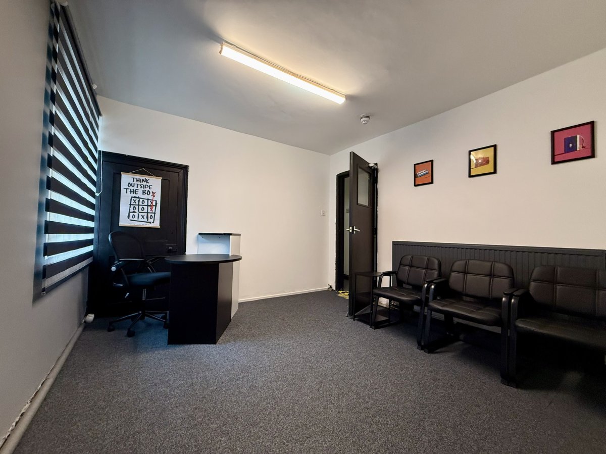 Retail/Shop in Hinckley - photo 2