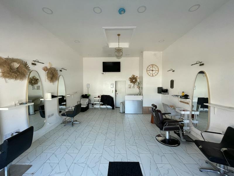 Retail/Shop in London - photo 2