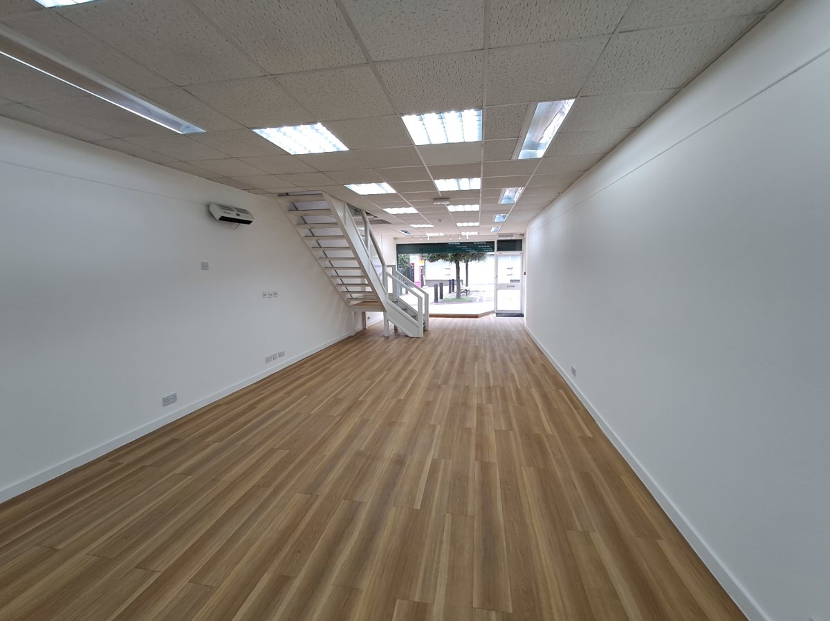 Retail/Shop in Wakefield - photo 2