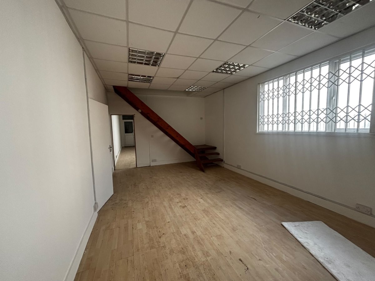 Retail/Shop in Nuneaton - photo 4