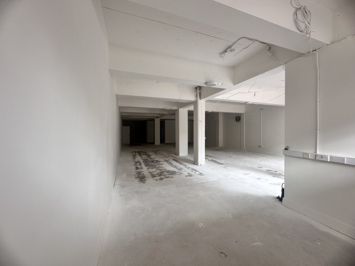 Retail/Shop in Westbury - photo 2