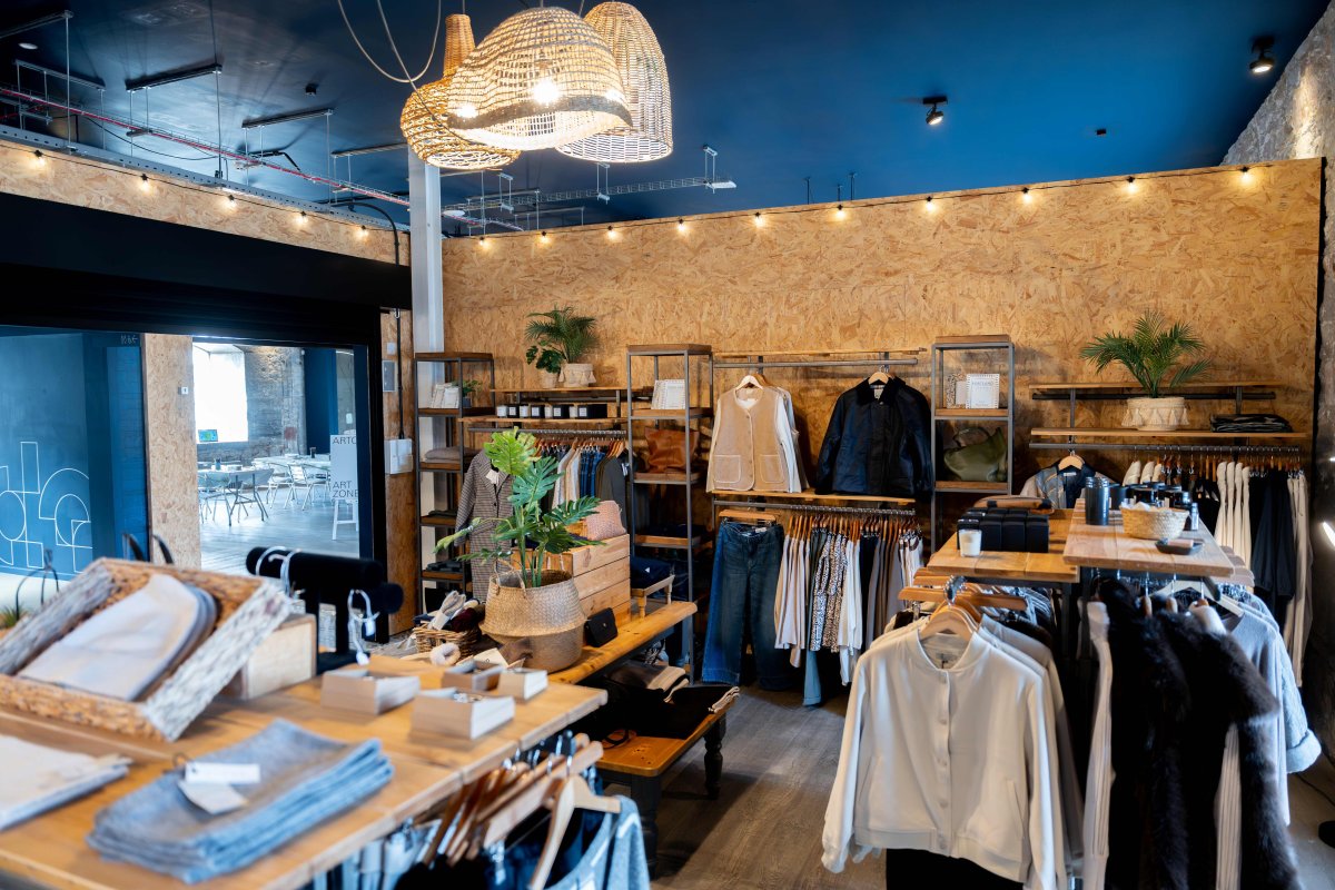 Retail/Shop in Plymouth - photo 2