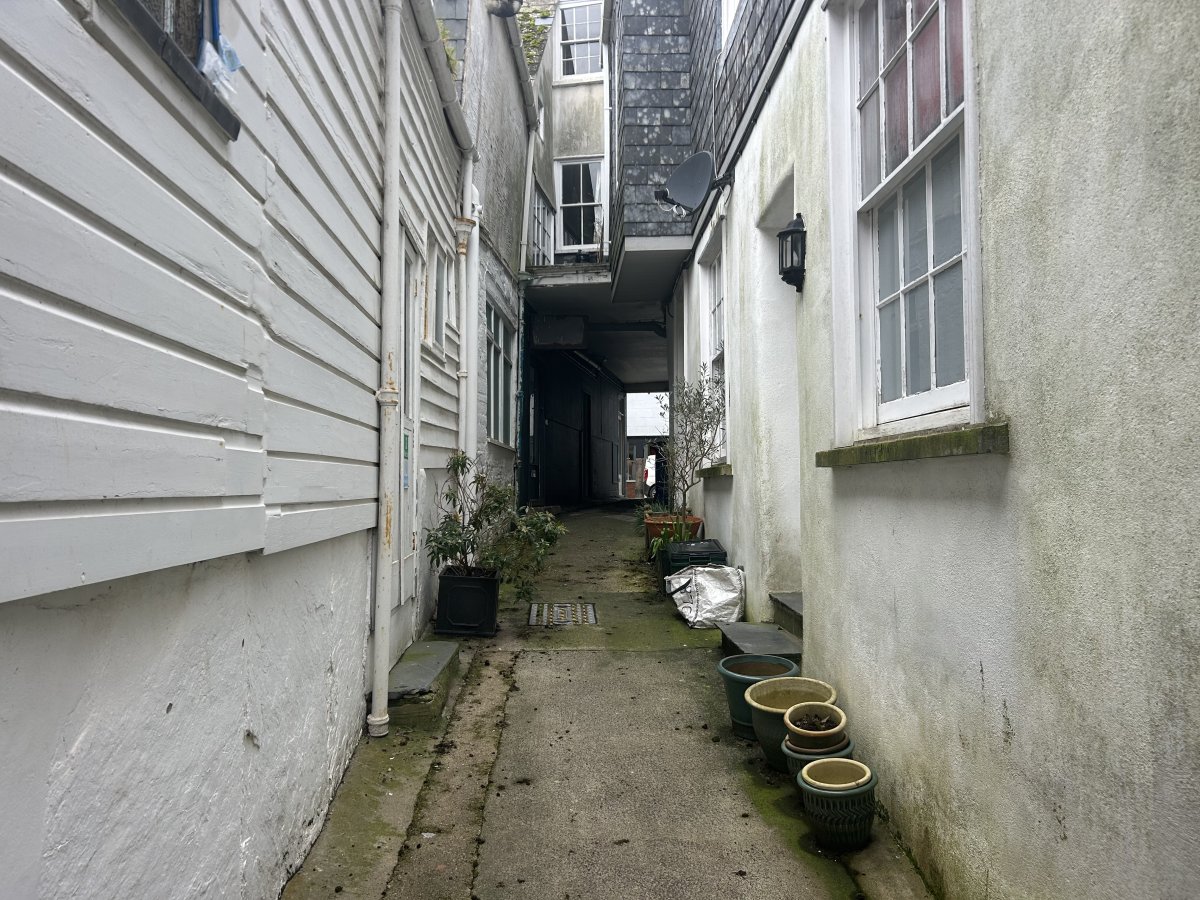 Retail/Shop in Kingsbridge - photo 3