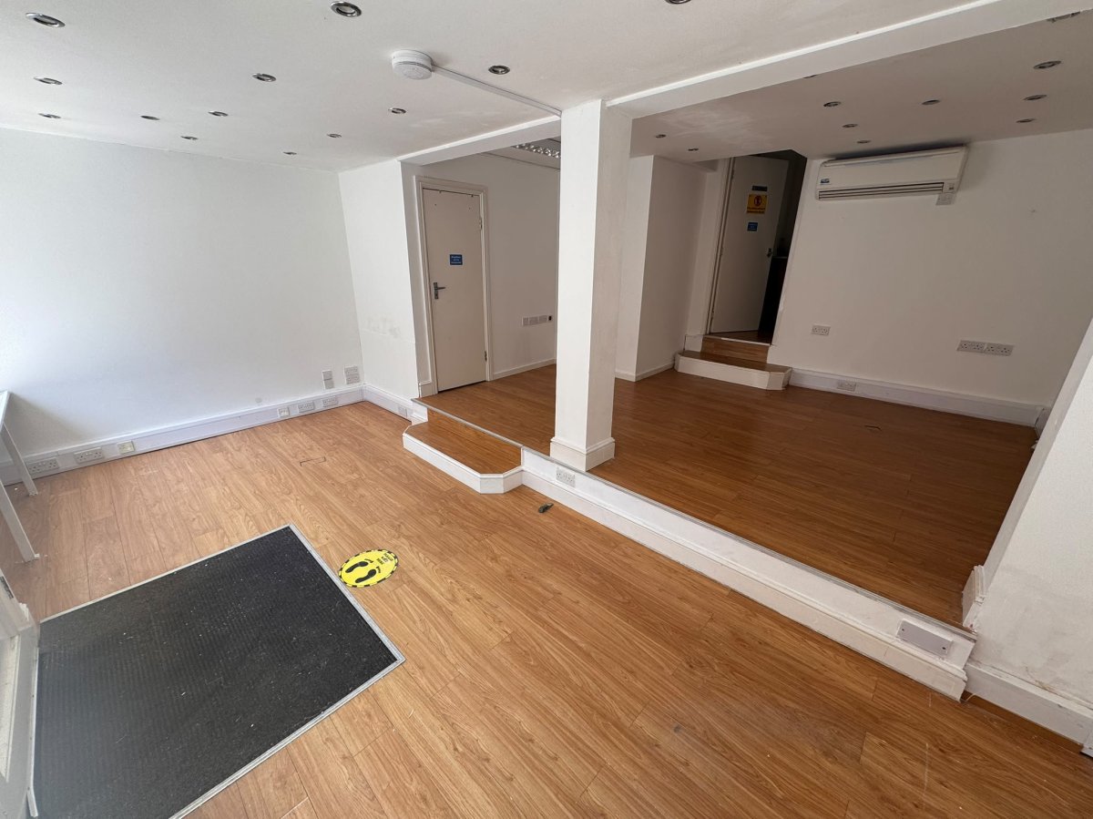 Retail/Shop in Hinckley - photo 3