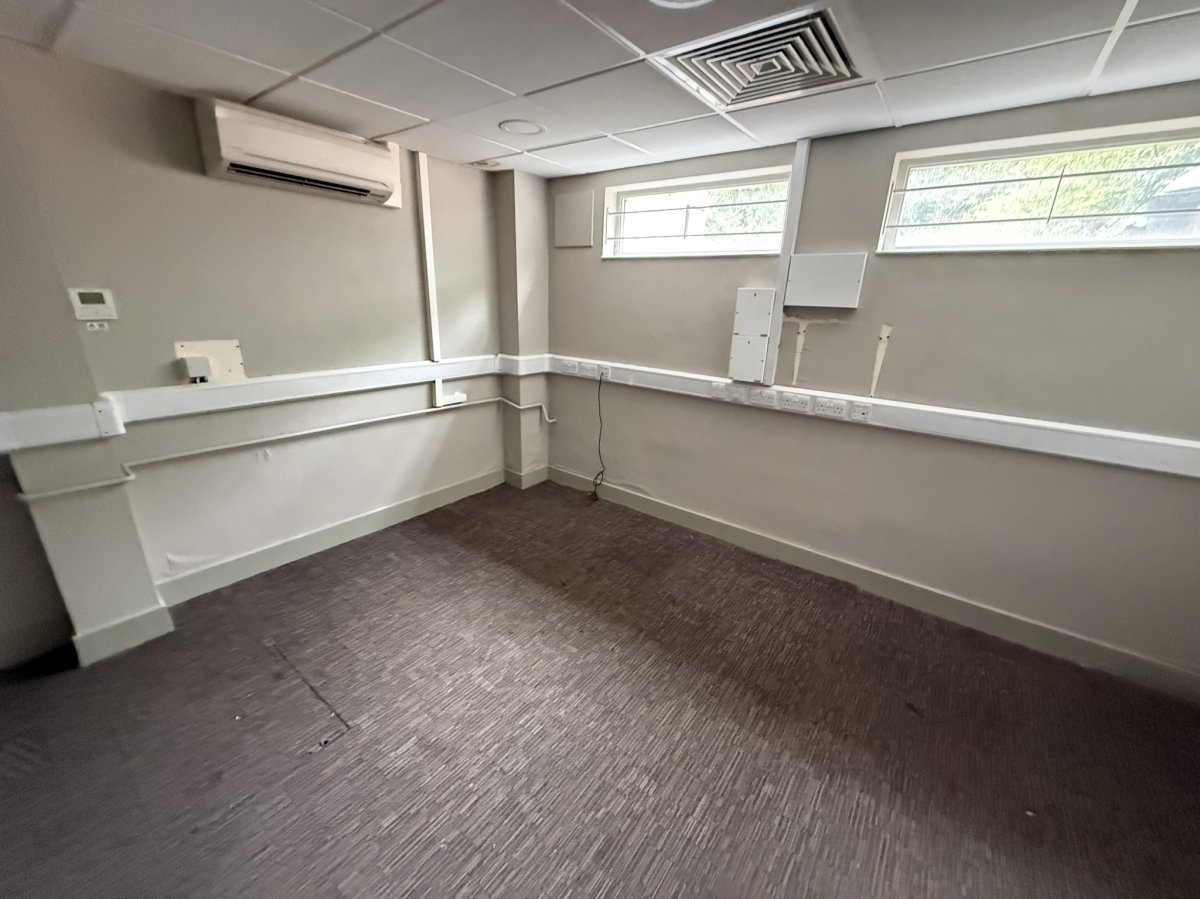 Retail/Shop in Hinckley - photo 4
