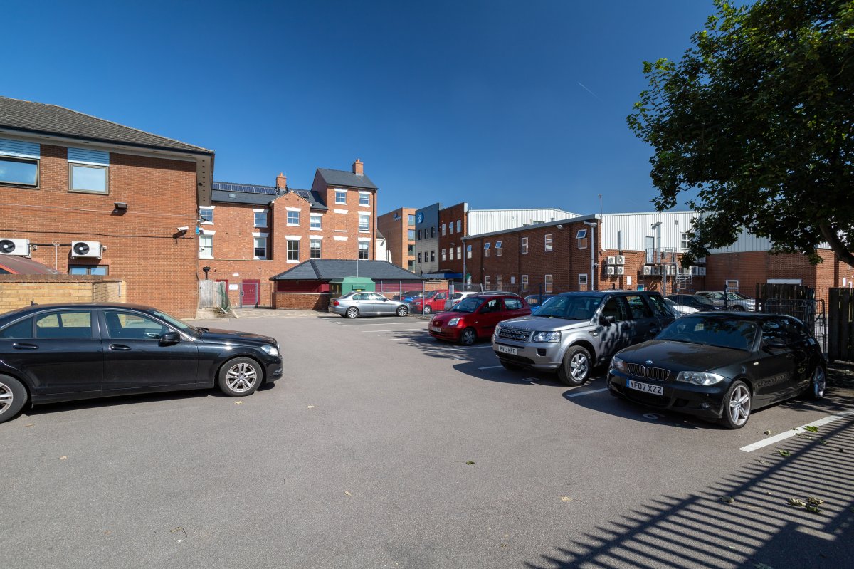 Retail/Shop in Lincoln - photo 2