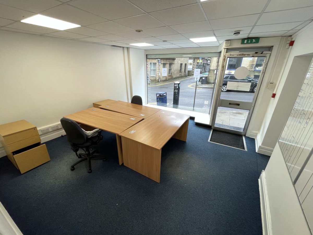 Retail/Shop in Huddersfield - photo 3