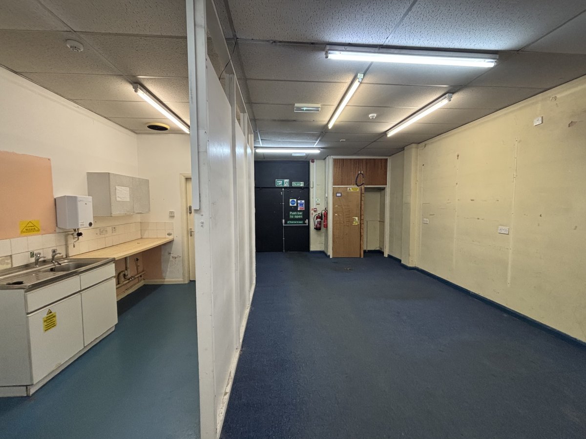 Retail/Shop in Dewsbury - photo 4