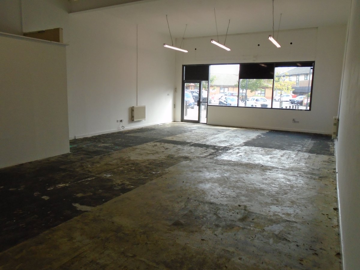Retail/Shop in Paxcroft Mead District Centre - photo 2