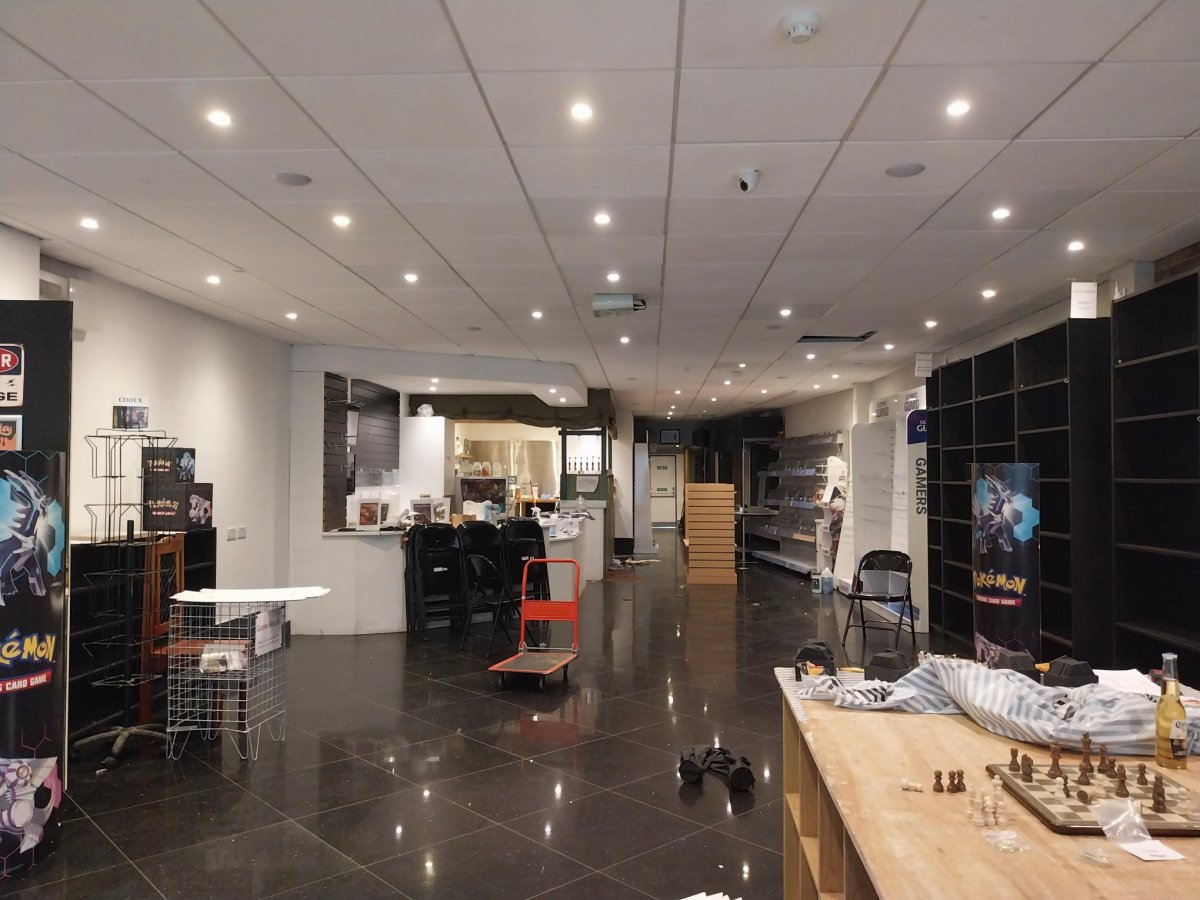 Retail/Shop in Crawley - photo 2
