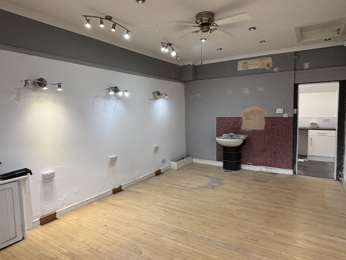 Retail/Shop in West Vale - photo 2