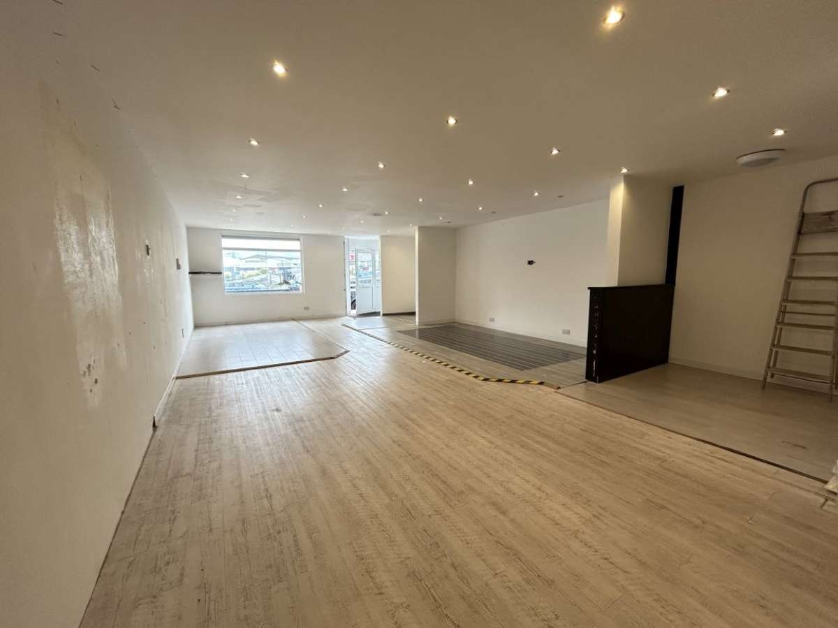 Retail/Shop in Plymouth - photo 2